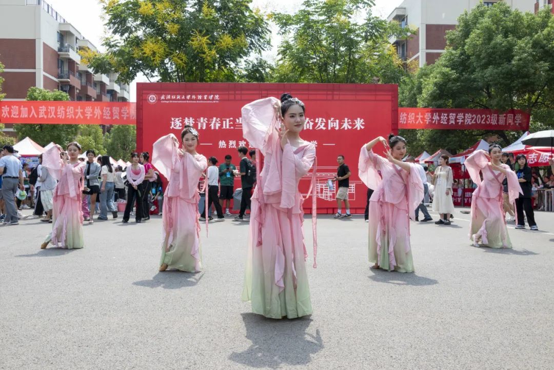 武汉纺织大学外经贸学院22级迎新,武汉纺织大学外经贸学院23届新生