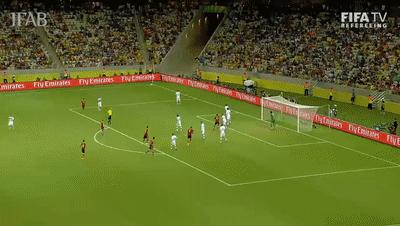 禁区内手球给黄牌还是红牌,禁区手球一定会罚点球吗