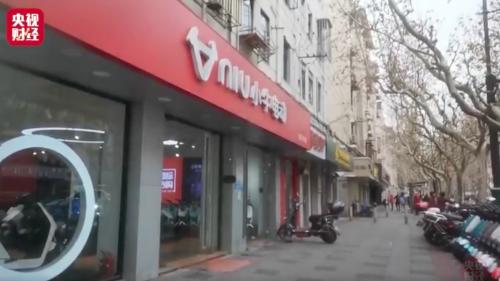 女主播背后竟是个抠脚大汉,美女主播竟是一群抠脚大汉