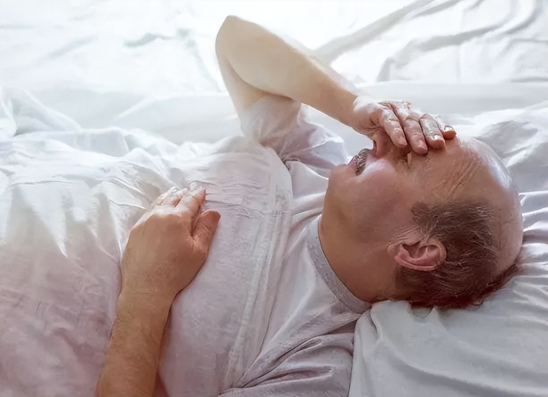 睡觉时腿抽筋是缺钙还是血脂高,睡觉时突然腿抽筋是缺钙导致的吗