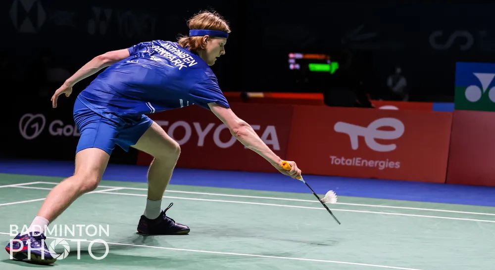 羽毛球反手网前接吊球步法,羽毛球后场接网前吊球的步法