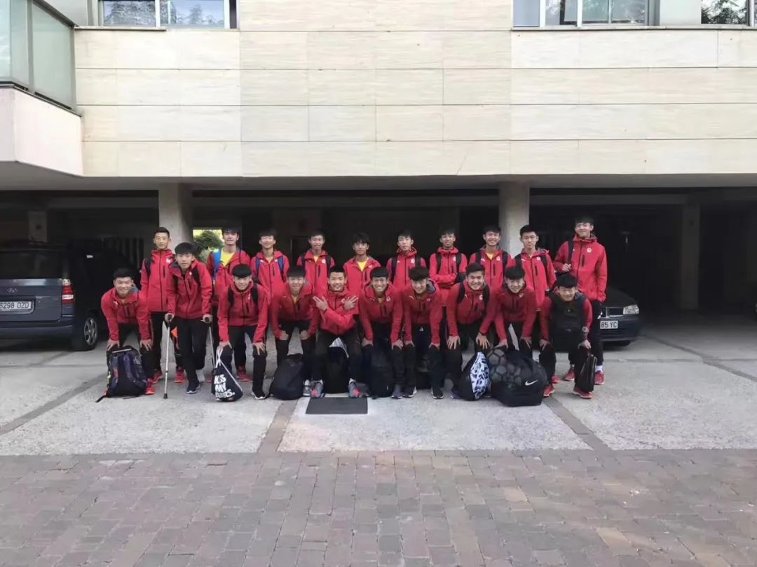 足球少年一路前行,足球少年逆风而行