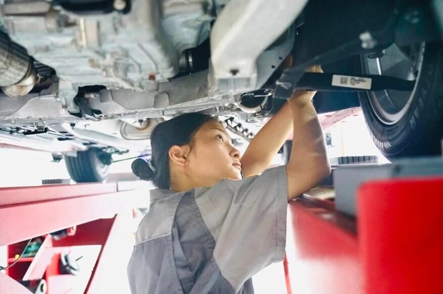 青柠原创|17岁“汽修女孩”爆红，读职校也可获汽车名企高薪聘请