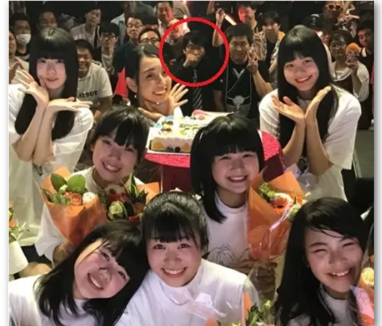 日本男粉丝与小27岁偶像结婚 (日本20岁女偶像和男粉丝结婚)