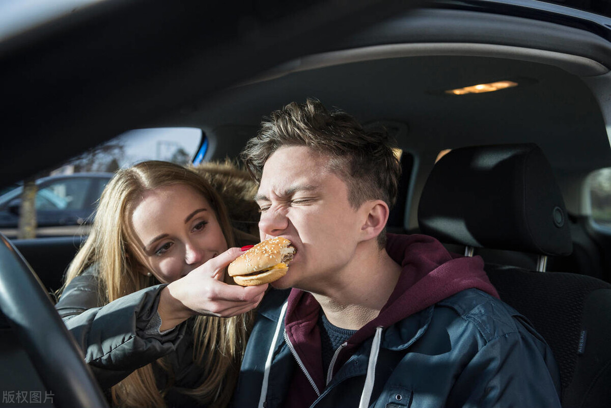 男人喝醉了找女人说话,男人喝醉了给女人打电话代表什么