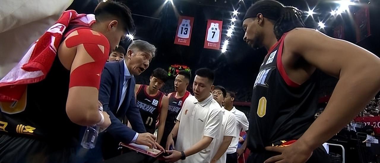 26分钟9失误6犯规经历,深圳28秒4犯规回放