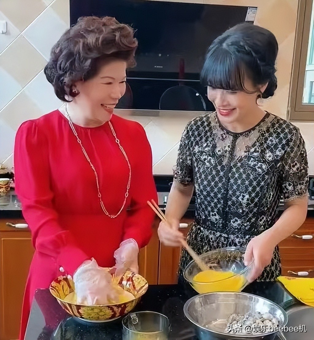 “全网第一富婆”鲍鱼家姐，豪宅堪比豪华宫殿，她究竟有什么来头