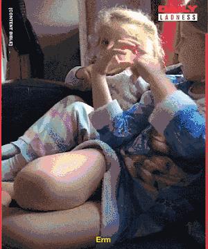 女友网上买了一件紧身裙子，这能穿的下？”网友：这也太紧了吧