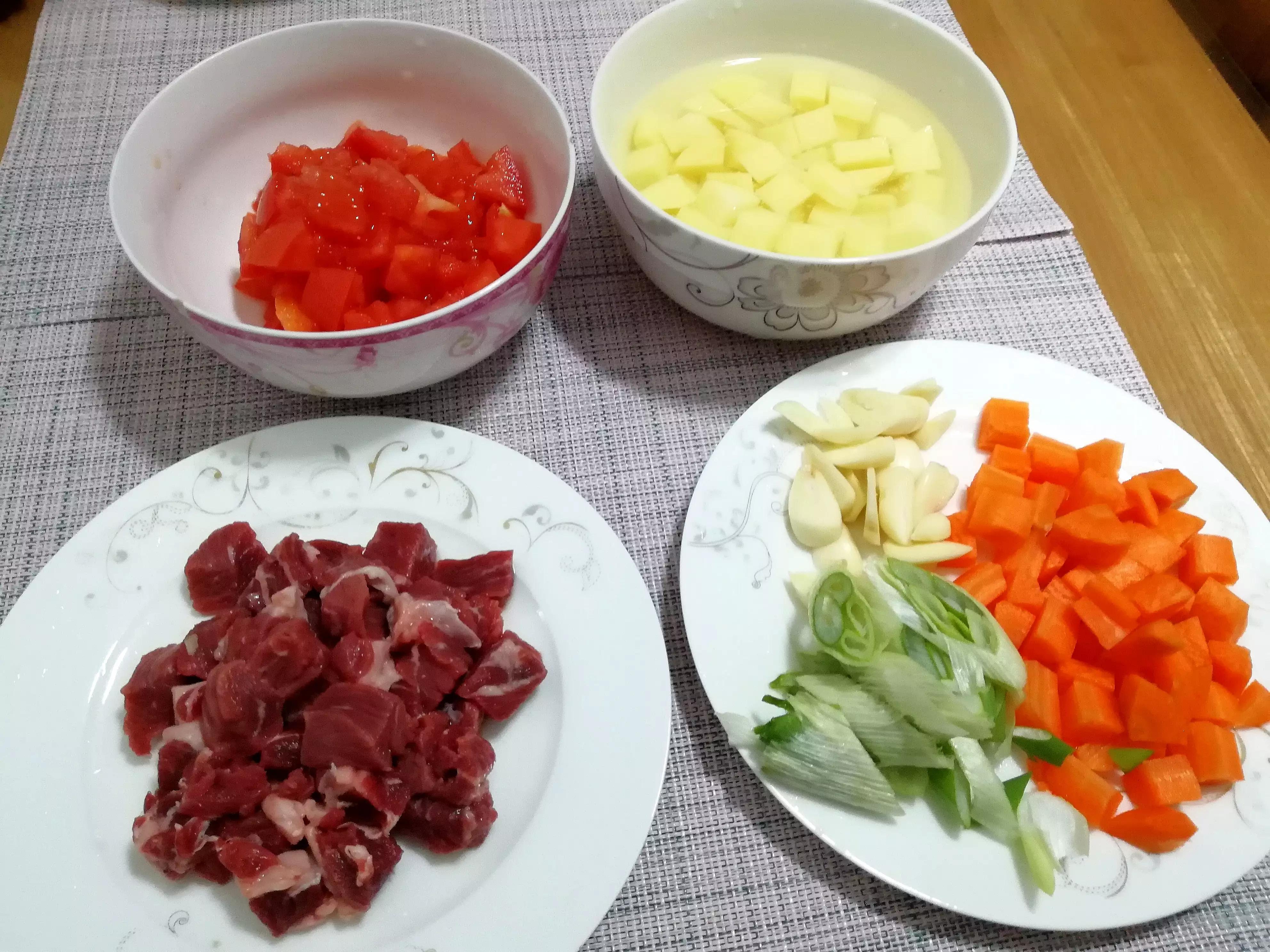 番茄土豆炖牛肉不炒糖色版,牛腩家常做法西红柿土豆炖牛肉