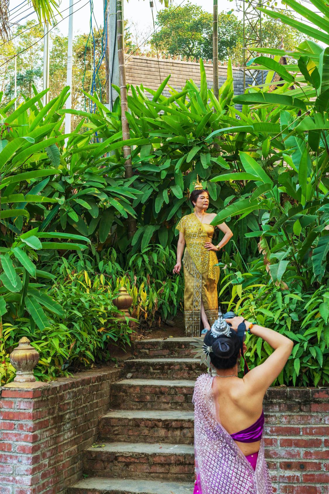 骂版纳是因为你没走出告庄玩版纳跟着小姐姐们走你才晓得味道