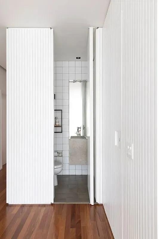 卫生间门对入户门化解神器,入户门对主卧对卫生间门怎么解决