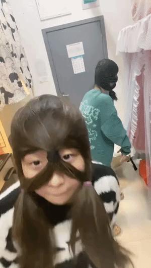 姑娘这么可爱竟然当保安，大叔都忍不住多看两眼，太屈才了: