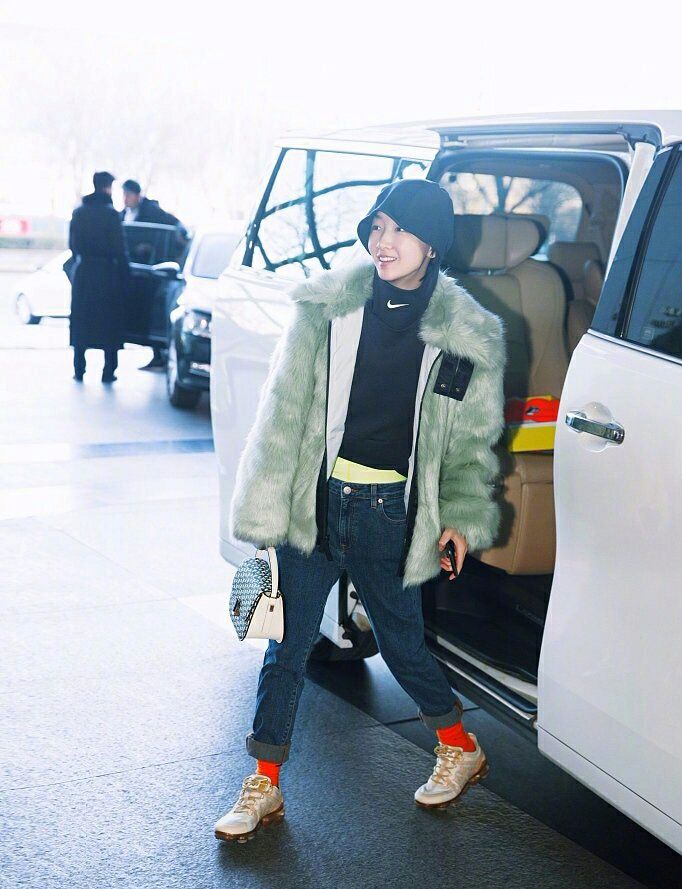 周冬雨身材前后对比,周冬雨身材为什么太扁平了