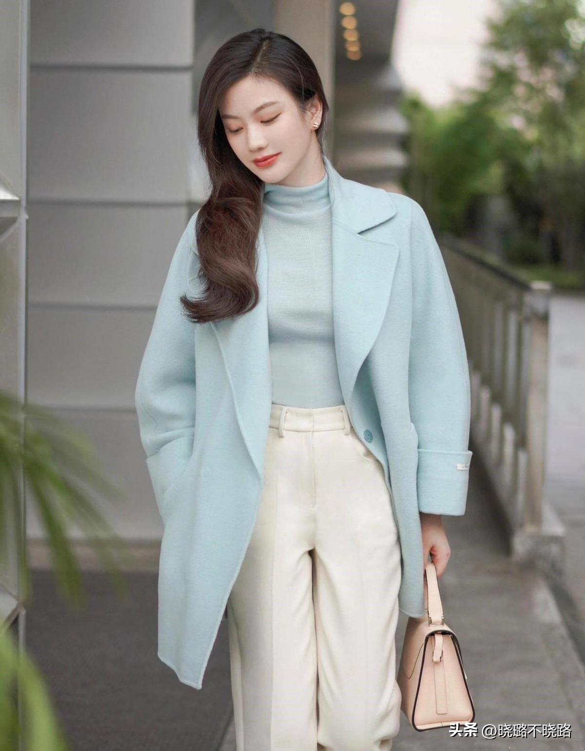 高领衫怎么搭配外套更好看,风衣半高领针织衫搭配