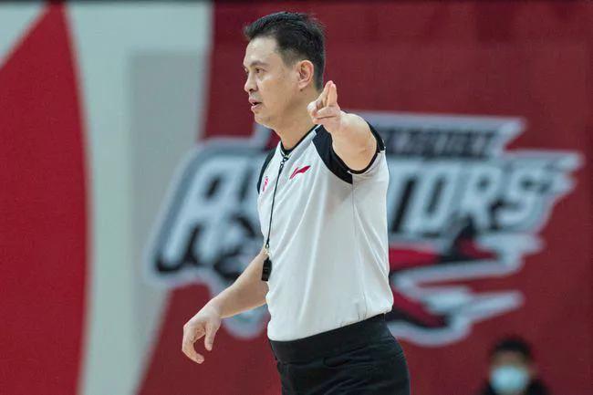 又是裁判不公，又是李春江无能，为什么上海球迷如此输不起