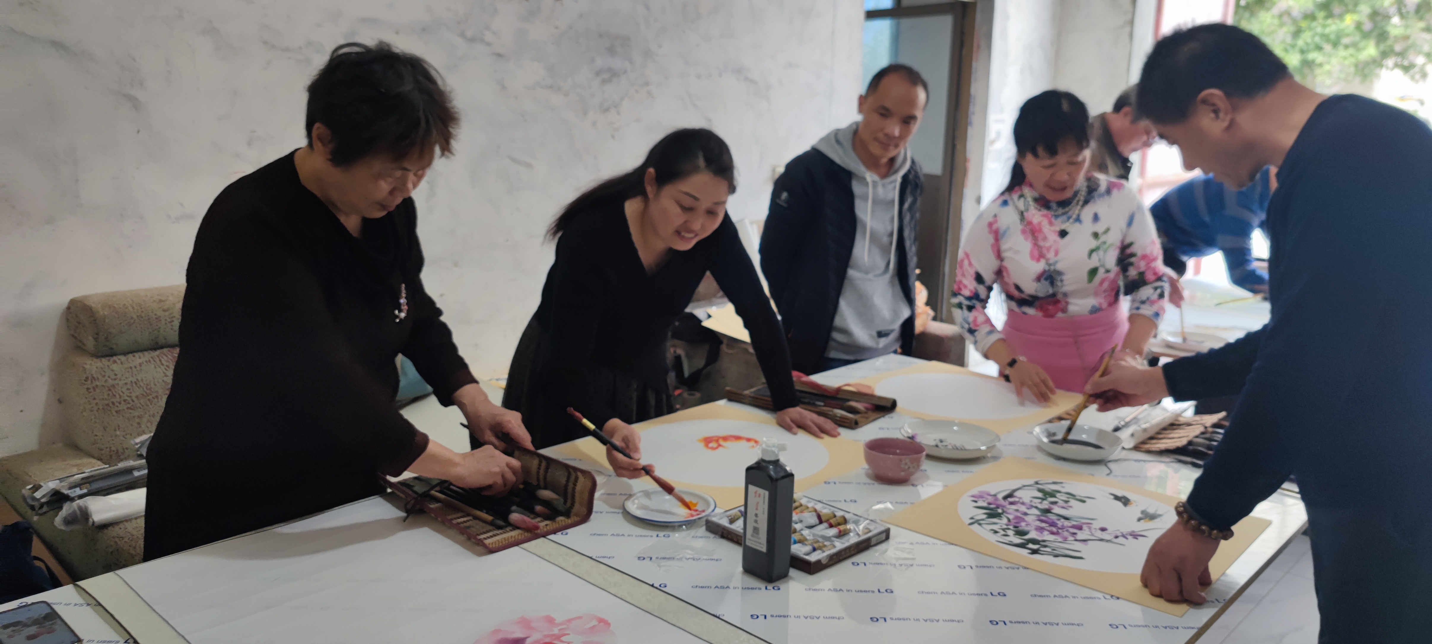 妙笔丹青写春秋，翰墨香飘义安村