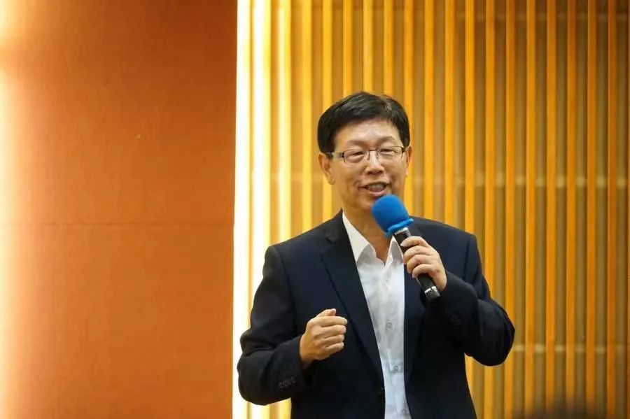 财商快报|胡润发布U40青年企业家榜，张一鸣蝉联首富；疯狂小杨哥回应1亿元买楼；脑白金咖啡首店落地上海