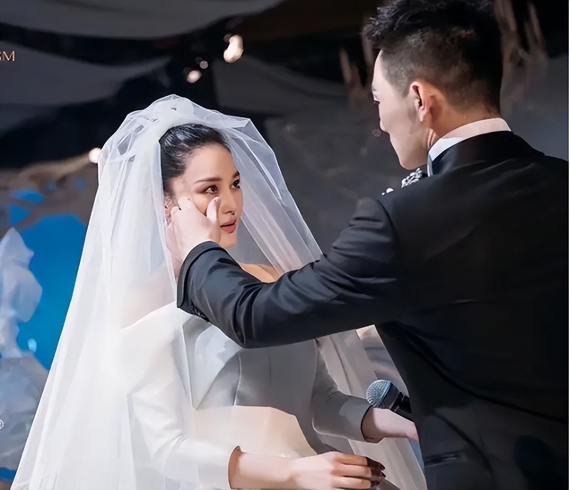 张馨予晒出老公何捷照片帅气迷人,张馨予和老公何捷婚后齐露面