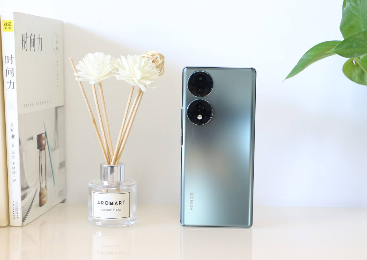 荣耀70评测：颜值才华兼备，旗舰IMX800要你好看，五星好“屏”