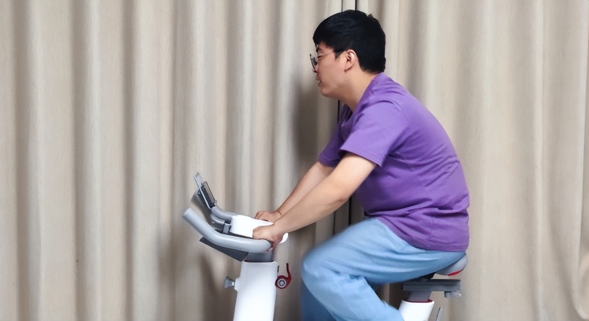 动感单车伤脚吗,动感单车利与弊