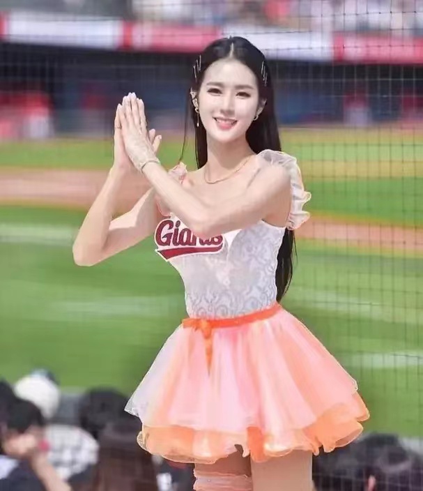 世界杯啦啦队都是用什么来助阵的,最漂亮的世界杯啦啦队