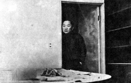 浪子古龙：一生热爱江湖、女人和酒，侠客也风流，48岁因酒精而死