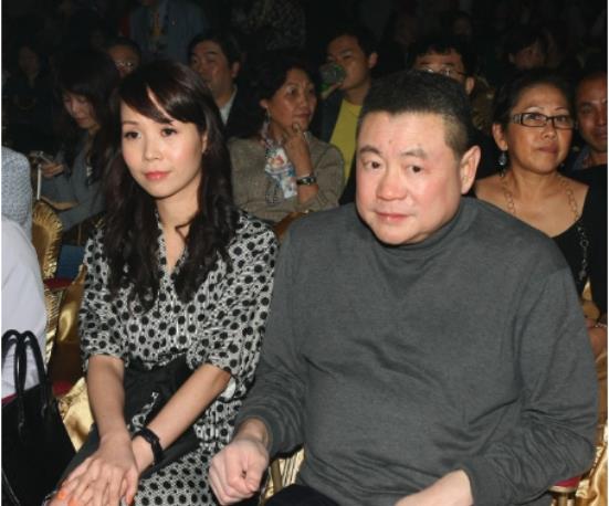 出门带保镖，一顿饭吃6万元的黄油蟹，一年亏掉丈夫100亿的人