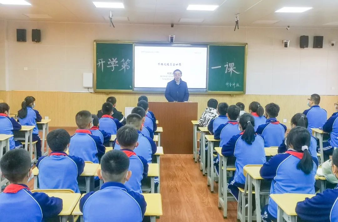 开学季校园展示打卡,开学啦冰墩墩小学生积极向上图片