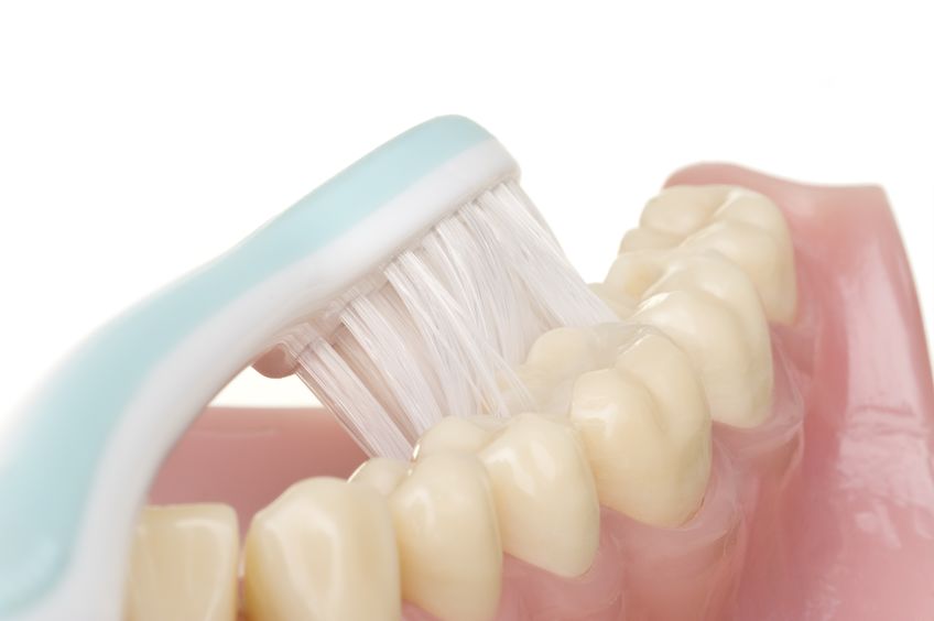 小石头卡到上面牙缝里怎么弄出来,牙缝残留物如何清除