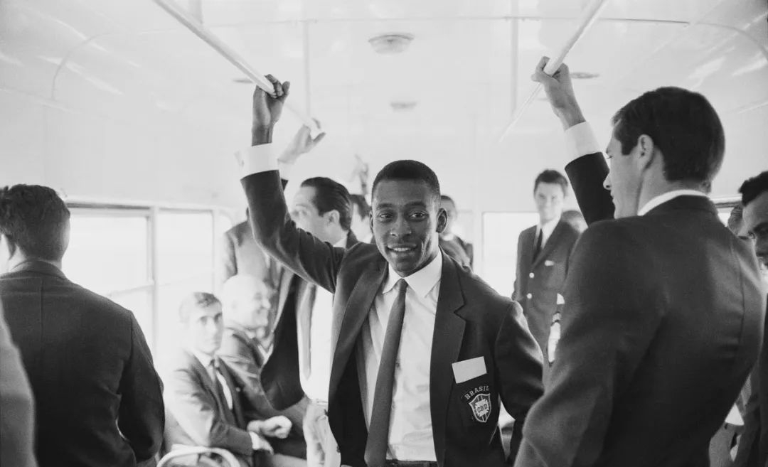 一代巨星的陨落再见了青春,一代球王落幕了马拉多纳一路走好