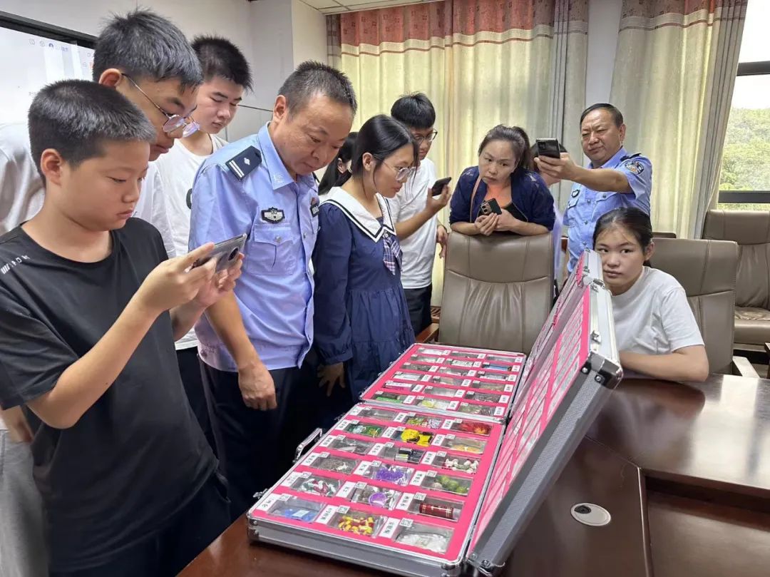 新县公安“走进警营筑梦启航”民辅警子女升学祝捷活动举行