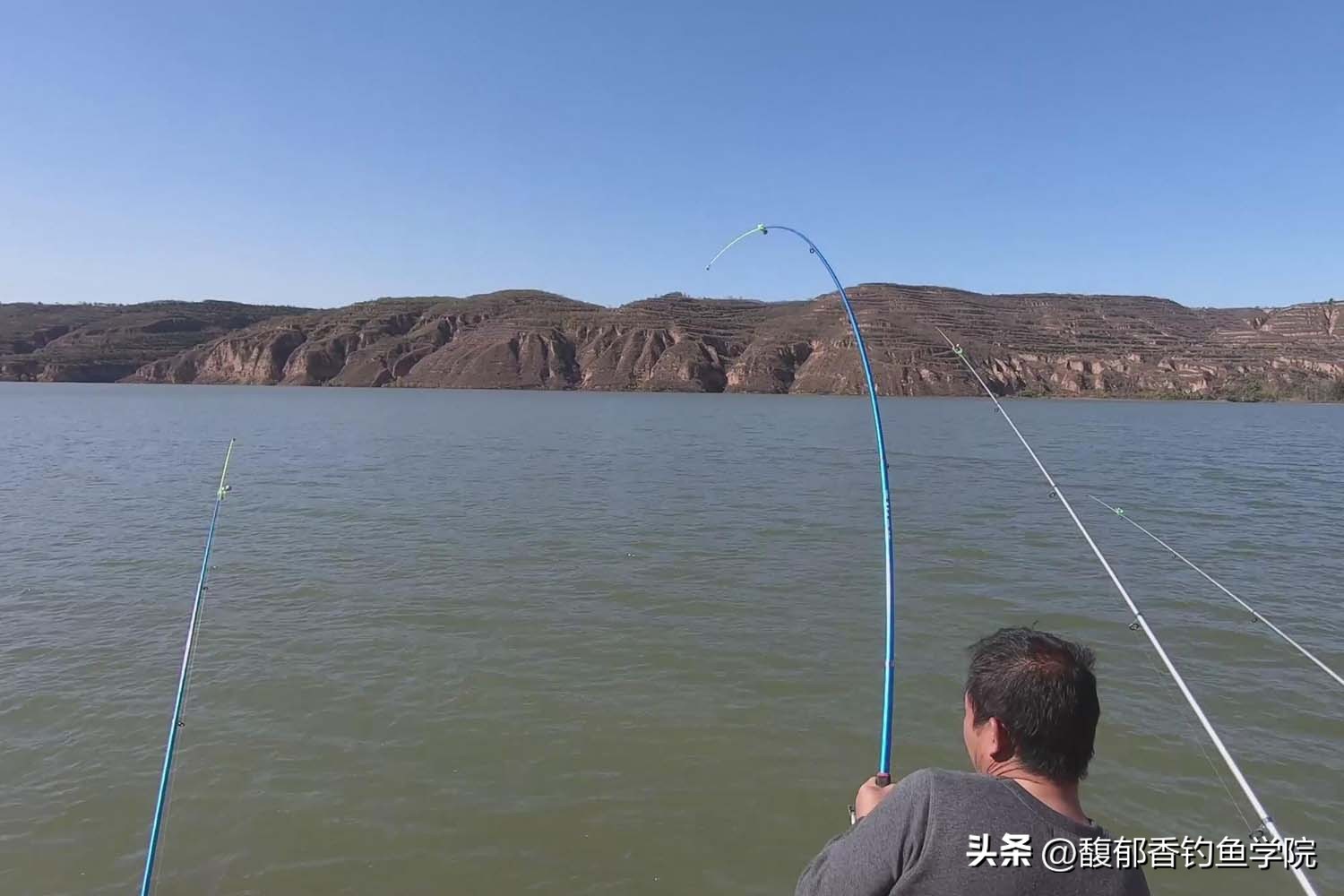 海钓钓鱼技巧新手入门,海钓初学者入门教程岸边钓法