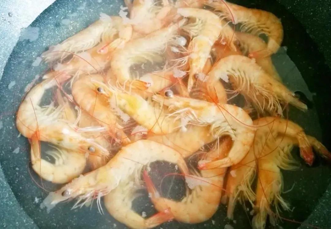 清水虾怎么煮要不要放调料,技巧在煮虾时一定要温水下锅