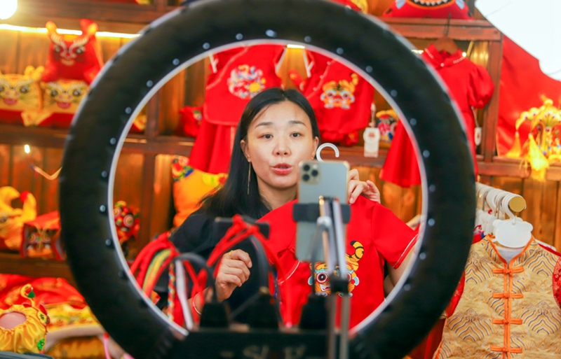 闻喜小糖人婴幼儿服饰：加紧生产“布老虎”服饰满足节日市场