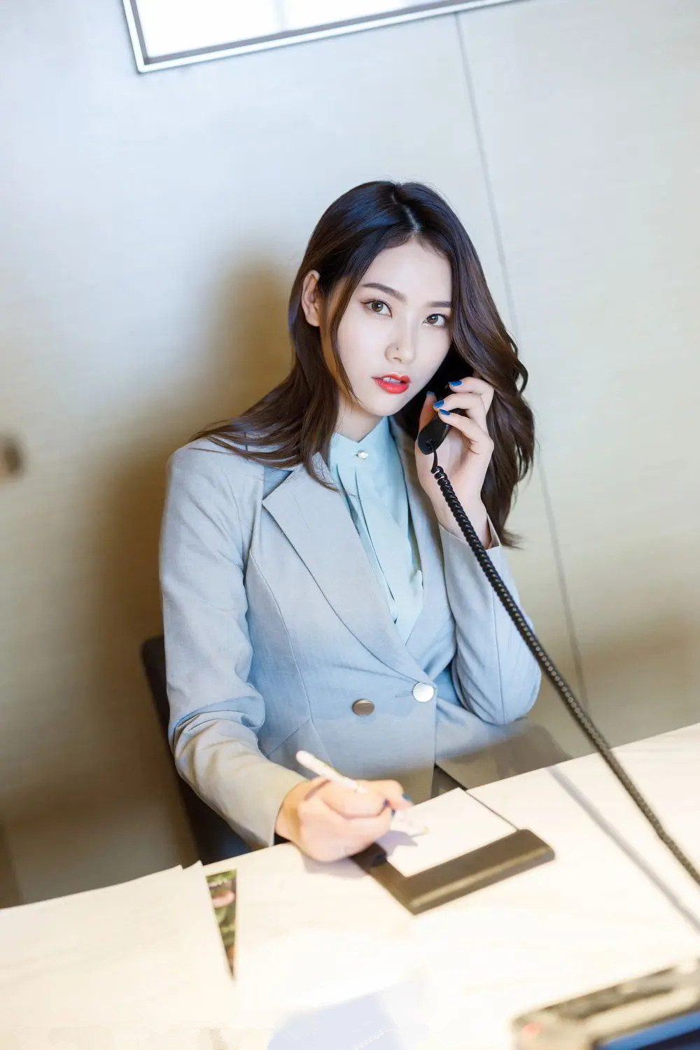 绿色，前台接待的日常生活，温和健谈