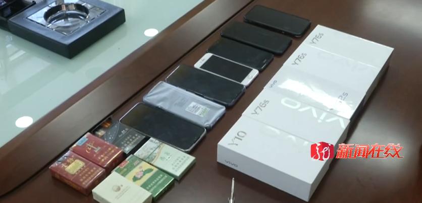 男子偷走10多部手机,男子偷窃手机俩小伙当场拿下