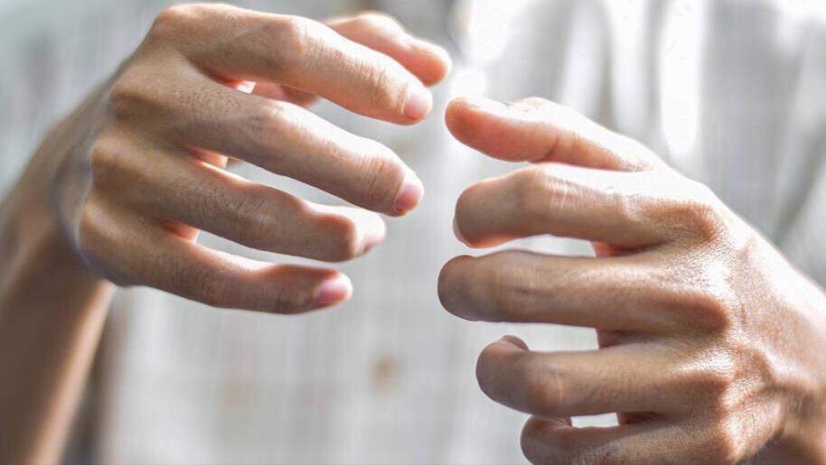 手指僵硬发胀怎么回事,手指僵硬预示哪些疾病