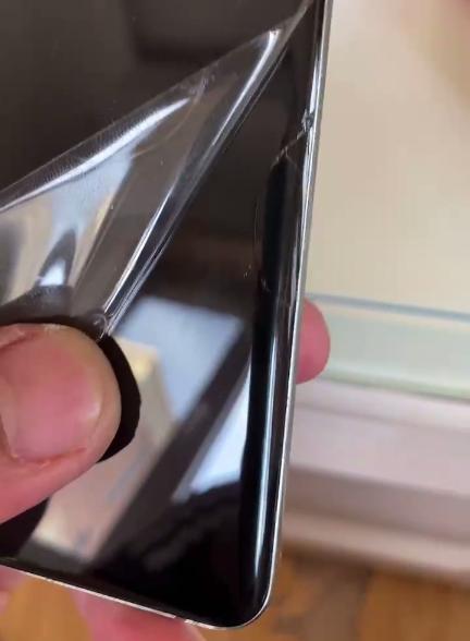 手机屏摔裂了继续用有危险吗,手机屏一会亮一会黑屏怎么回事