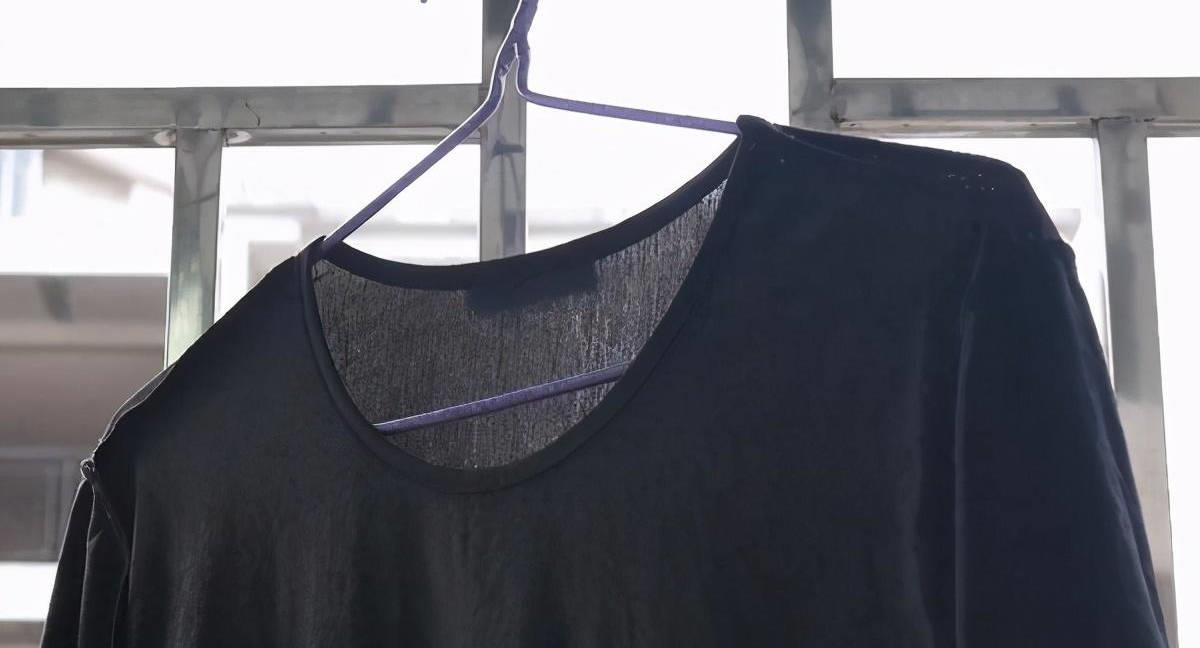 黑色衣服洗得发白了怎么恢复原色,黑色金丝绒发白怎么处理有补救吗