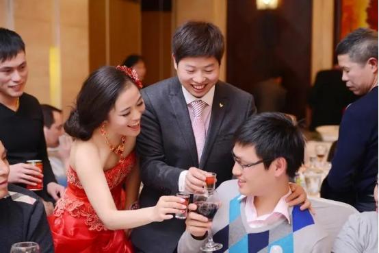 一喝就脸红的人千万别劝酒,喝酒越喝越糊涂的人