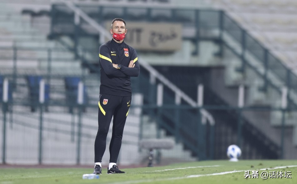 落魄雨夜！中超心碎1幕：连失单刀+遭门将戏耍，扬科维奇意外决定