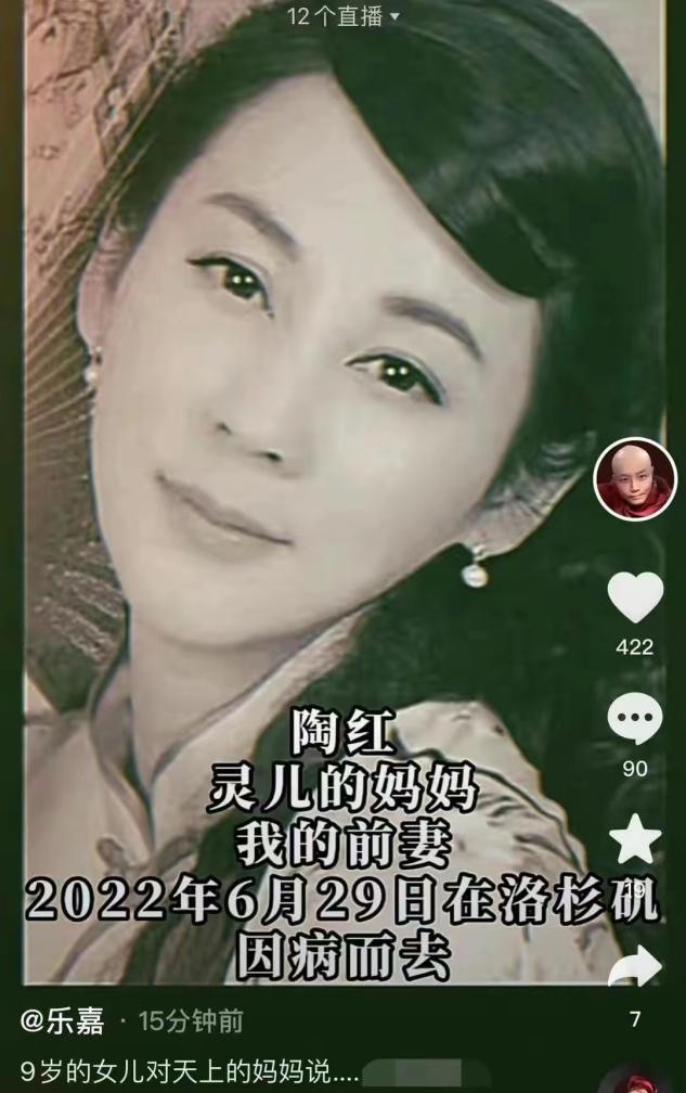 嘴对嘴接吻，当众强吻30岁女儿，没边界感的明星父母有多离谱？