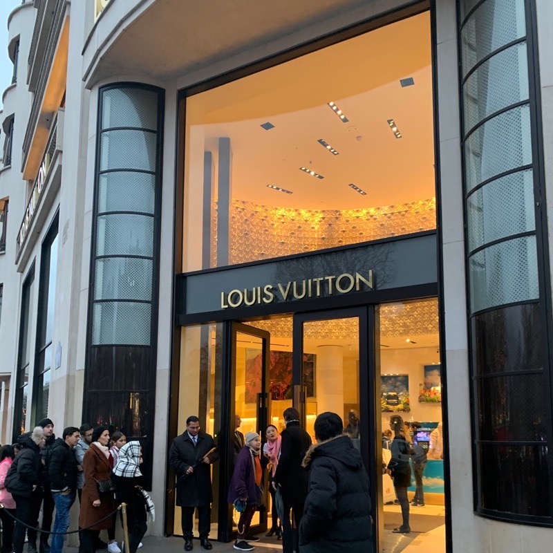 澳洲富婆和LV杠上了，上万元衣服穿一次就烂