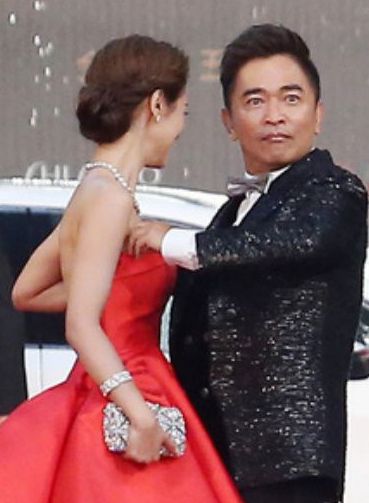 父女“嘴对嘴亲吻”不害臊，以爱的名义满足私欲的行为，该停止了