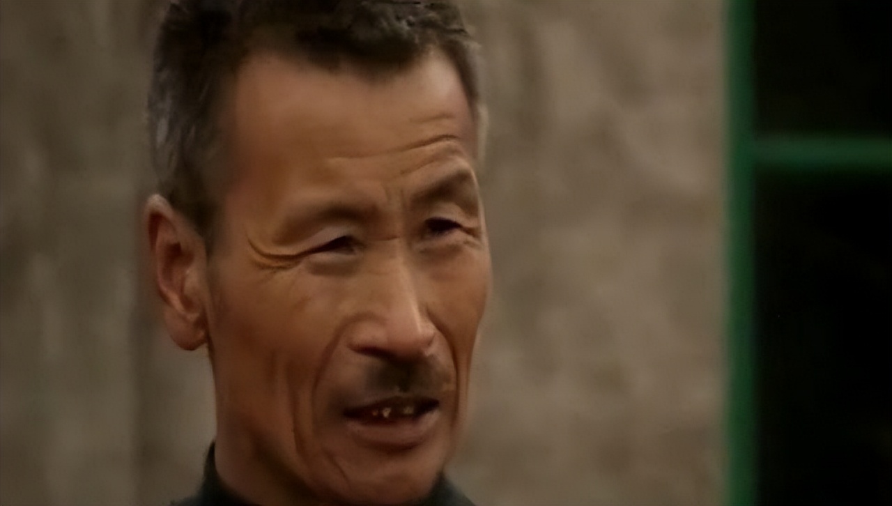 好心奶奶救下蛇20年后,男子救下一条小蛇20年后来报恩