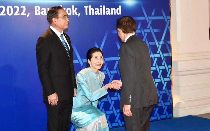 泰国第一夫人美出圈，盛装出席APEC晚宴，行屈膝时宛如童话公主