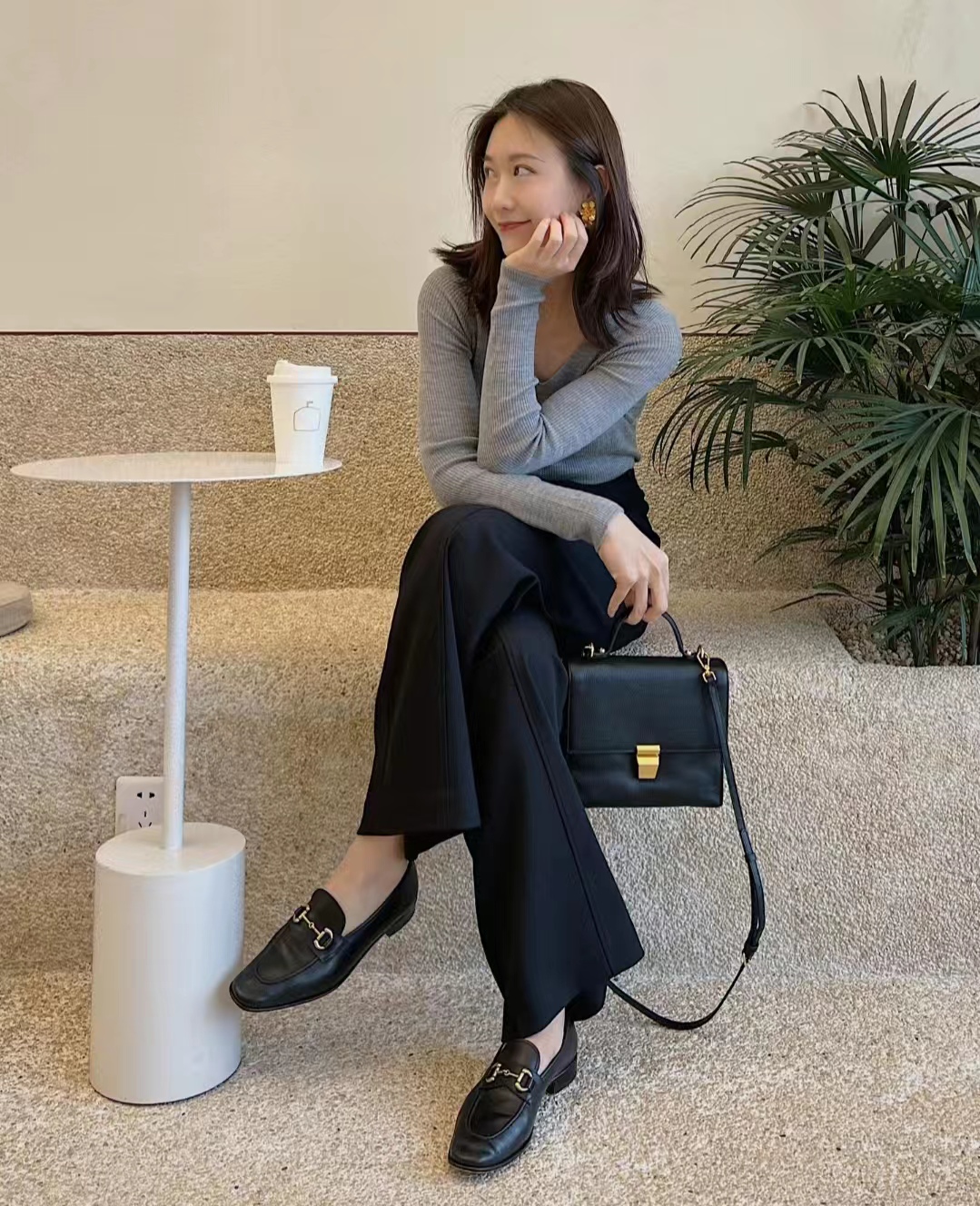 穿黑色裤子配什么色上衣,黑色宽腿裤子配什么上衣