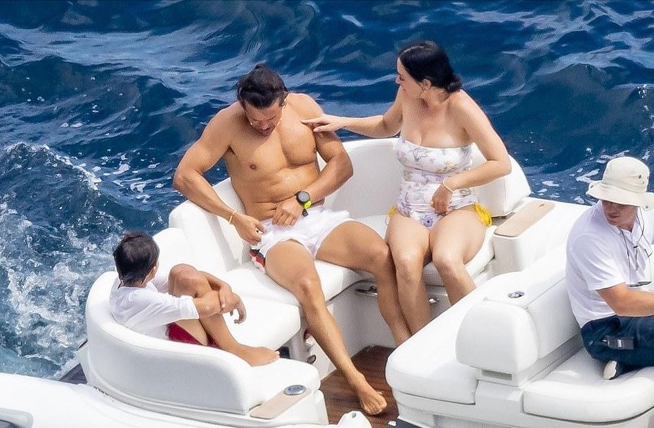 精灵王子一家三口海中嬉戏！34岁水果姐穿泳衣肚腩好真实，胖嘟嘟