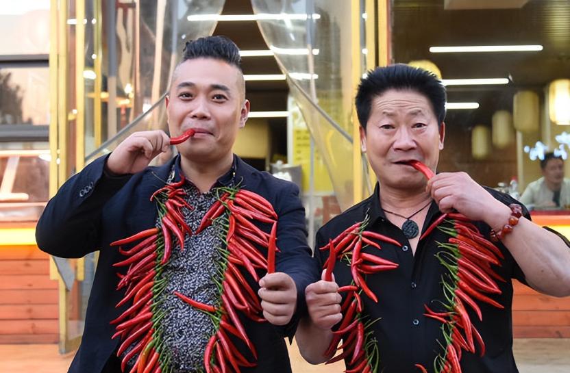 中国辣王李永志喝白酒,辣王李永志吃辣椒肠胃受得了吗