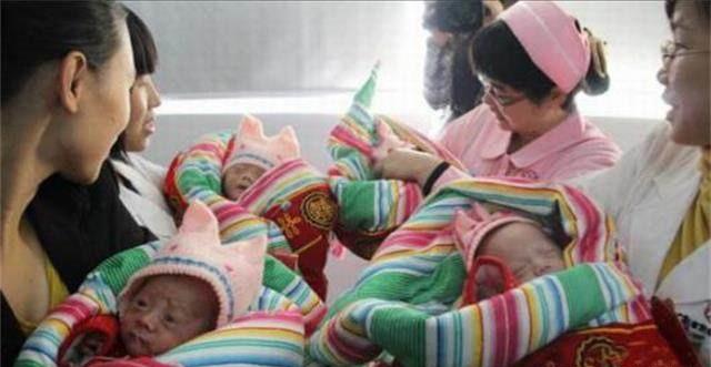 她拒绝减胎，冒着风险产下4胞胎，今全家帮忙带娃的场景让人羡慕